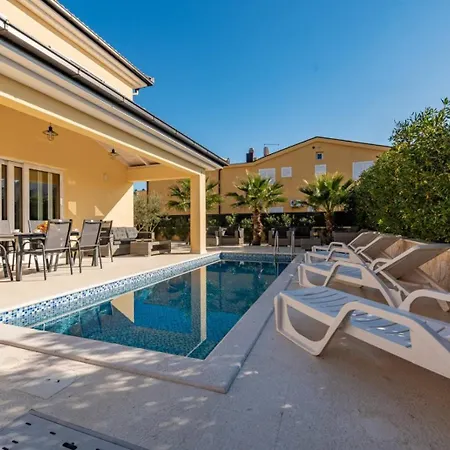 Marevia - Luxury Pool Near Vir