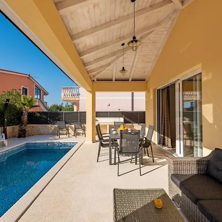 Villa Marevia - Luxury Pool Near