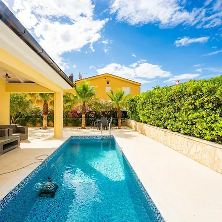 Villa Marevia - Luxury Pool Near